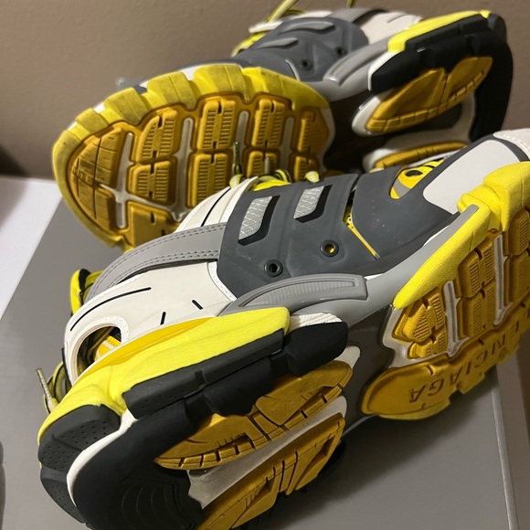 Cute and sporty worn once size 37 does not have box only bag and extra laces - Picture 3 of 7